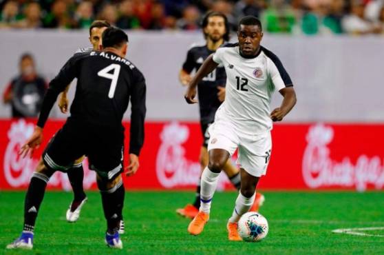 Joel Campbell maneja el esférico ante la marca de Edson Álvarez.