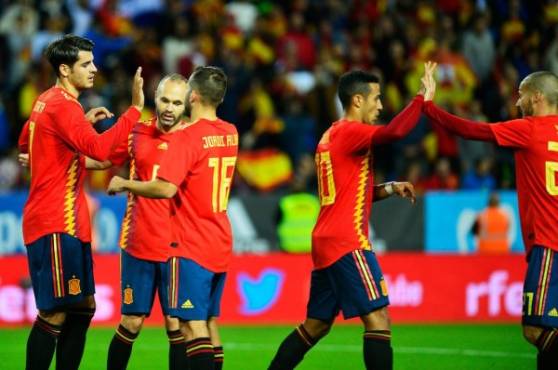 Spain's forward Alvaro Morata (L) celebrates with teammates after scoring a goal during the international friendly football match Spain against Costa Rica at La Rosaleda stadium in Malaga on November 11, 2017. / AFP PHOTO / CRISTINA QUICLER