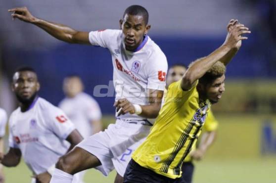 El delantero del Olimpia, Jerry Bengtson, disputa la pelota con el zaguero del Real España, Getsel Montes. Fotos Neptalí Romero y Melvin Cubas