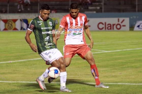 Vida y Marathón se están enfrentando en el estadio Ceibeño. FOTO: Edgar Witty.