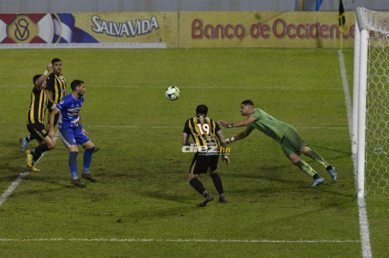 Victoria, con dos golazos de Alexy Vega, da el batacazo del campeonato al eliminar a Real España en el repechaje