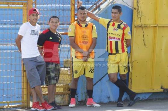Los futbolistas del Real España, Mario Martínez y Jorge Claros, ambos titulares en este duelo que juegan hoy de complemento ante Marathón. Foto Delmer Martínez