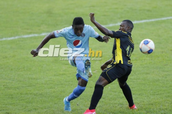 Real España y Motagua mantienen un partido de ida y vuelta en el Estadio Morazán. Ambos no quieren perder la oportunidad de abrir el marcador.
