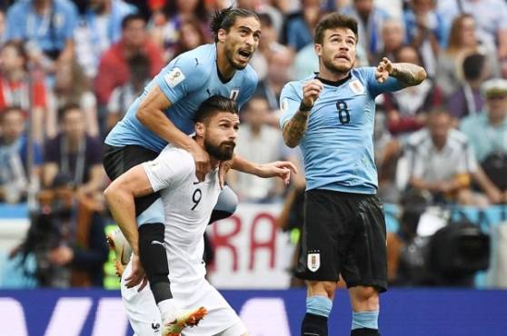 Martín Cáceres se sube sobre Oliver Giroud en un partido muy cerrado. Foto AFP