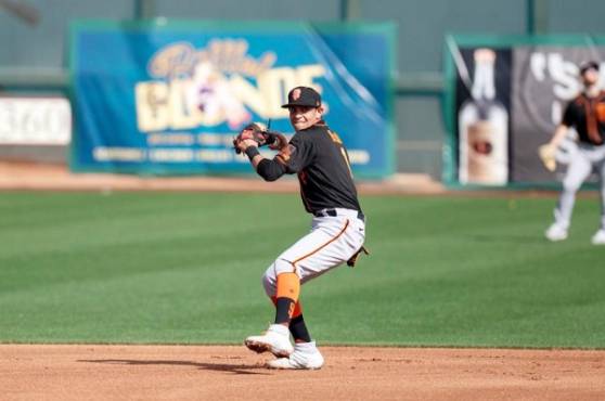 El pelotero sampedrano Mauricio Dubón participó este domingo como segunda base en la derrota de los Giants frente a los Padres de San Diego. Foto cortesía Giants
