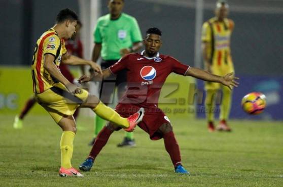El mediocampista Jhow Benavídez disputa la pelota con Reinieri Mayorquín en un duelo de mucho vértigo y pelea en el centro del campo. Foto Neptalí Romero