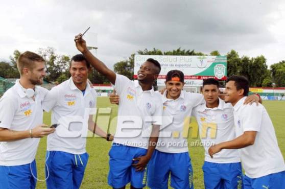 Los jugadores del Olimpia aprovecharon para hacerse selfies en la previa del encuentro contra Marathón en San Pedro Sula. Foto Neptalí Romero