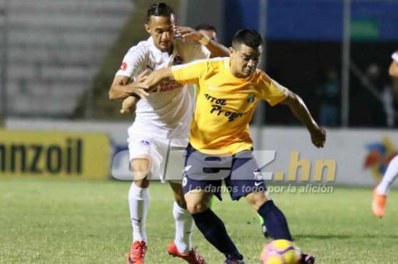 Diego Reyes y Kevin Caminos disputando la posesión del esférico.
