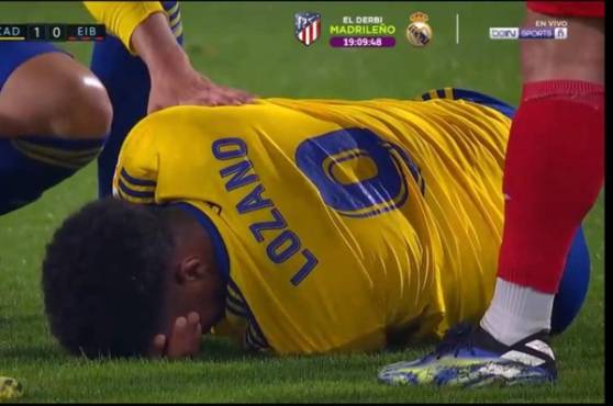 El delantero hondureño, Antony 'Choco' Lozano, terminó lesionado en el partido donde el Cádiz venció al Eibar en España. Foto especial