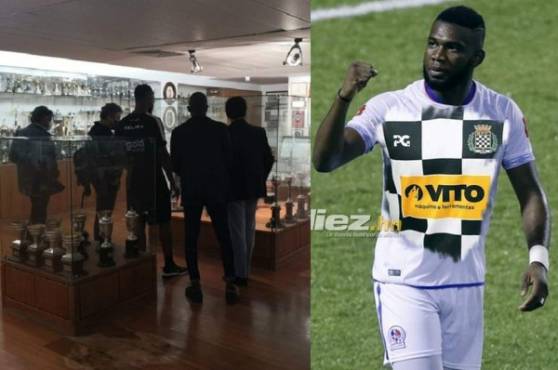 El atacante Jorge Benguché haciendo un recorrido por el museo del Boavista tras firmar su contrato.