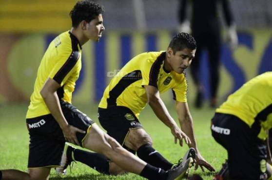Los jugadores del Real España terminando de realizar el calentamiento. A las 7:00pm arranca el juego con Platense. Fotos Joseph Amaya