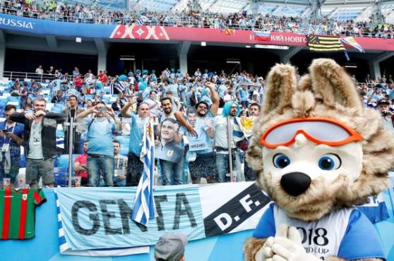 Los aficionados uruguayos han pintado de celeste el estadio poniendo el ritmo y color sudamericano en Rusia 2018. Foto EFE