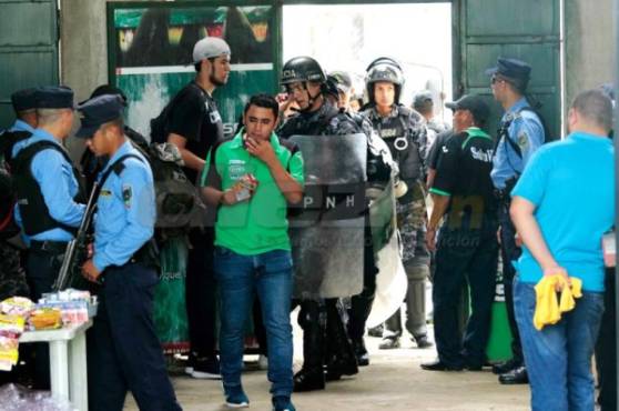 Cientos de elementos de la policía nacional están dando seguridad a los aficionados que están asistiendo al estadio Yankel Rosenthal para el clásico sampedrano.