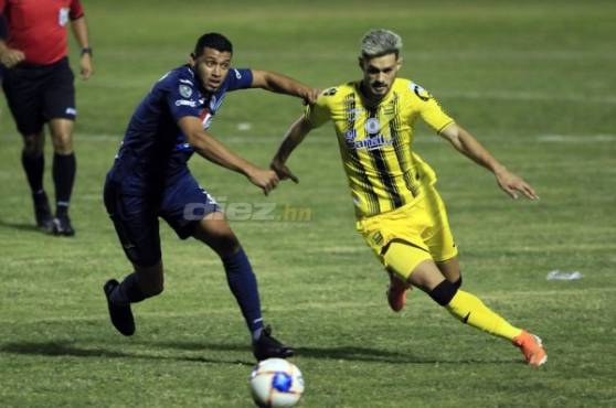 Marcelo Pereira ejerce marca contra el uruguayo Delis Vargas. FOTO: Johnny Magallanes.