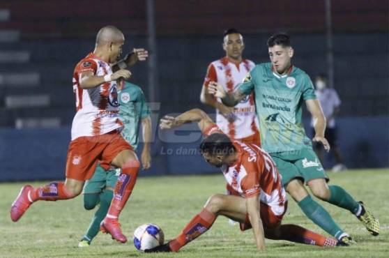 Vida y Marathón disputan un intenso partido en La Ceiba. Foto: Neptalí Romero.
