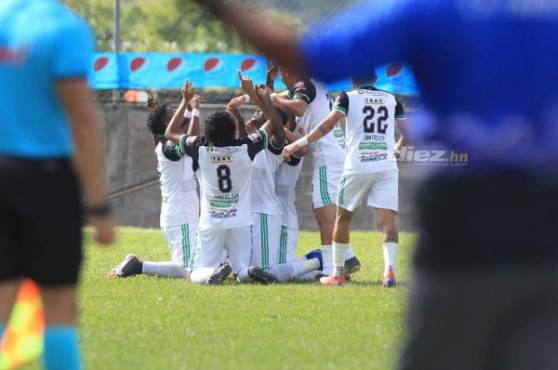 El Santos FCS celebrando en Ocotepeque, casa del Atlético Pinares. Foto Neptalí Romero.