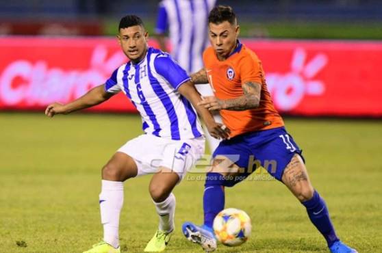 Bryan Acosta recibe la marca del chileno Eduardo Vargas. FOTO: Yoseph Amaya.
