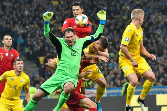 Pyatov recibe falta de Cristiano Ronaldo en el Ucrania - Portugal.