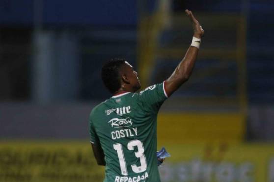 Carlo Costly celebra uno de sus goles con la camiseta de Marathón.