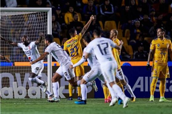 Alianza está perdiendo 3-2, pero con global 4-4 está dejando fuera a Tigres de Liga de Campeones Concacaf.