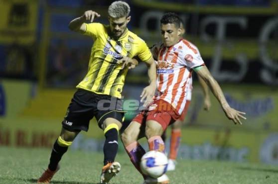 El delantero del Real España Delis Vargas, disputa la pelota con el defensor del Vida, Carlos Meléndez. Foto Neptalí Romero