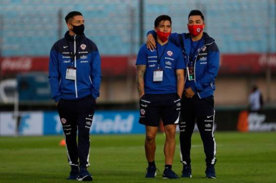 Los futbolistas de la selección chilena en la cancha del Centenario de Montevideo.