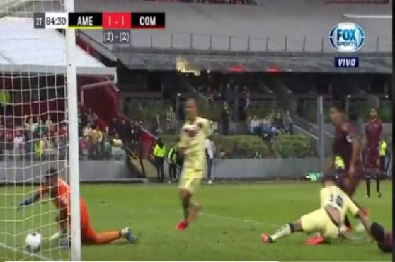 Acción José Calderón en su rápida reacción para sacar el esférico de la línea de gol.