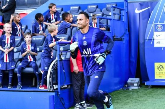 Keylor Navas sale como titular en su debut con el PSG de Francia.