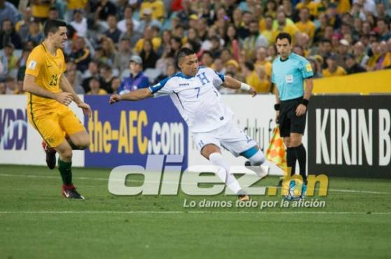 Emilio Izaguirre y Tom Rogic, antiguos compañeros en el Celtic de Escocia, ahora disputando un boleto al Mundial. FOTO: DIEZ.HN