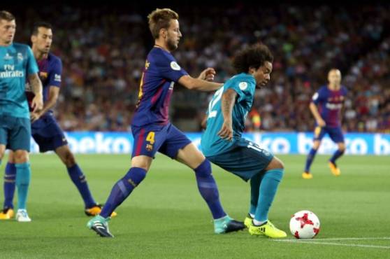 GRA333. BARCELONA, 13/08/2017.- El defensa brasileño del Real Madrid Marcelo Vieira (d) controla el balón presionado por el croata Ivan Rakitic, del FC Barcelona, durante el partido de ida de la Supercopa de España que se disputa esta noche en el estadio del Camp Nou, en Barcelona. EFE/Toni Albir
