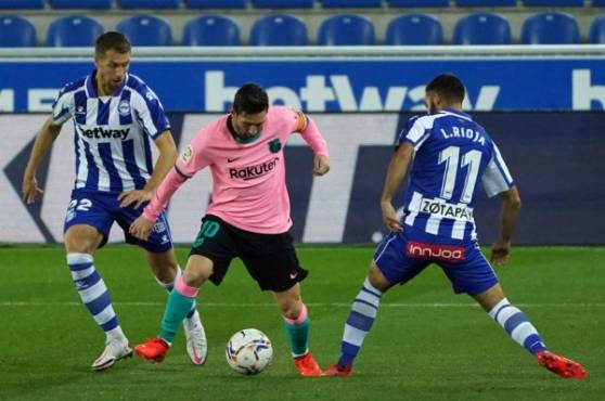 Barcelona está enfrentándose al Alavés por La Liga de España en Mendizorroza.