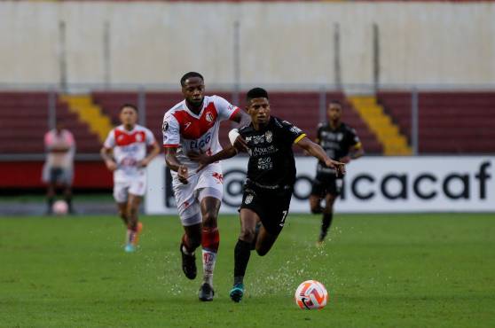 La cancha del Rommel Fernández mostró malas condiciones por las lluvias en Panamá.