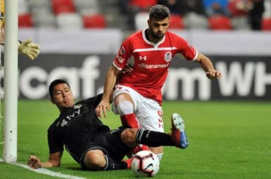 Mexico's Toluca Argentine foward Emmanuel Giglotti (R) vies for the ball with US Sporting KC Honduran midfielder Roger Espinoza (L) during their Concacaf Champions League football match at the Nemesio Diez stadium in Toluca, Mexico on February 28, 2019. (Photo by ROCIO VAZQUEZ / AFP)