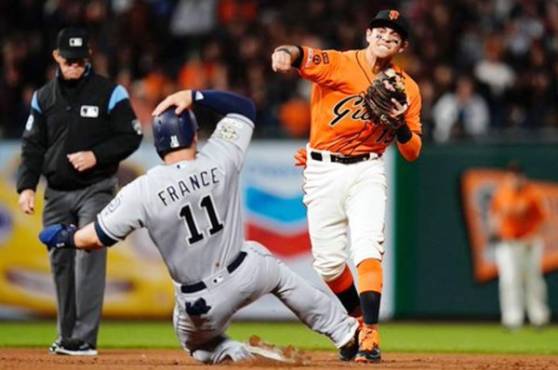 Maurició Dubón actuó en su tercer partido como titular y salió del mismo en la parte baja de la novena entrada.