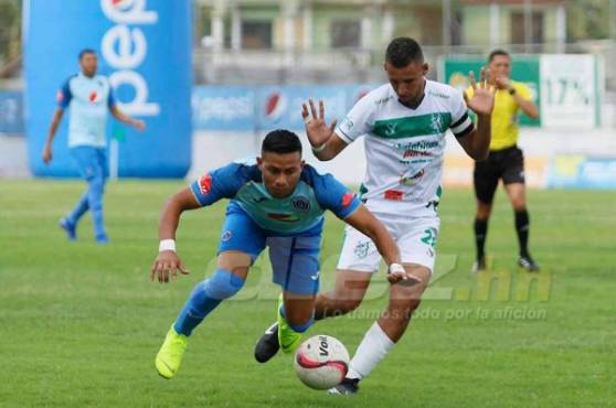 Marco Tulio Vega disputa el balón con César Oseguera.