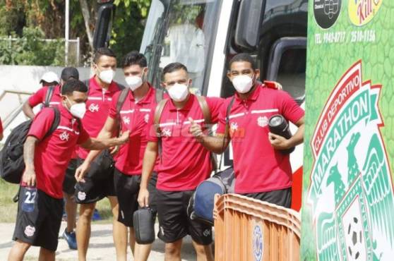 Momento cuando los futbolistas del Vida llegaban al estadio Yankel Rosenthal para el juego frente al Marathón. Fotos Neptalí Romero