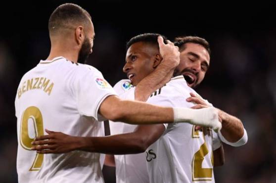 Benzema festeja con Rodrygo y Carvajal el primer tanto del encuentro. Fotos AFP