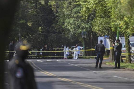 Police officers secure the area after Mexico City's Public Security Secretary Omar Garcia Harfuch was wounded in an attack in Mexico City, on June 26, 2020. (Photo by PEDRO PARDO / AFP)