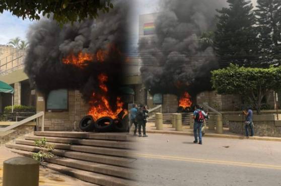 Manifestantes han prendido llantas en la entrada de la embajada estadounidense.