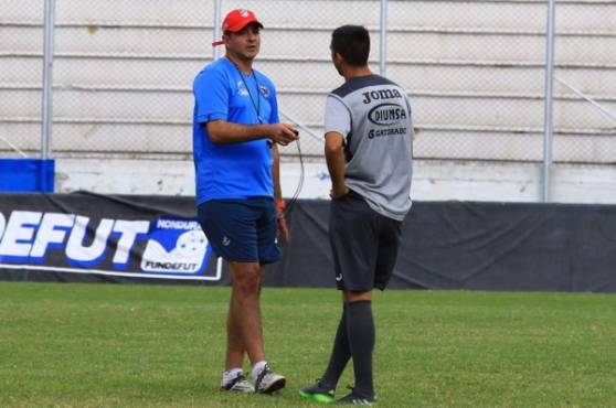 Diego Vázquez y Santiago Vergara (QDDG) durante un entreno en el estadio Nacional.
