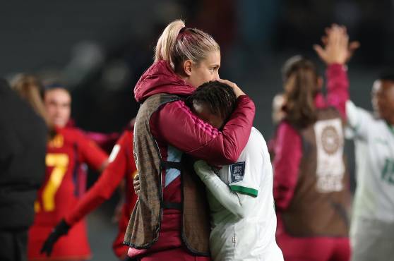 Alexia Putellas consolando a las jugadoras de Zambia después del silbatazo final. Las africanas ya quedaron fuera de la Copa del Mundo.