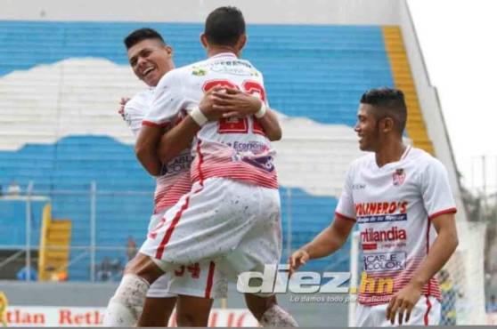 Diego Reyes festejando su tanto con sus compañeros.