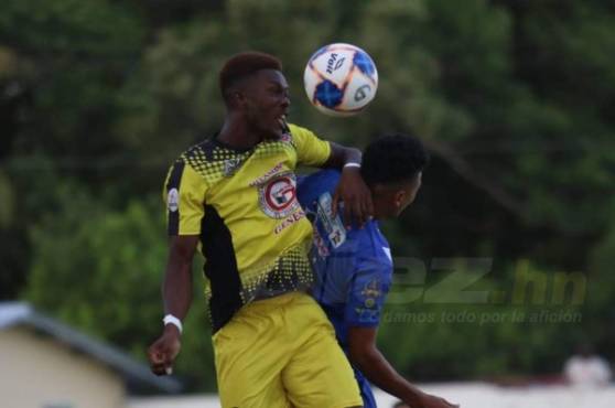 Duro enfrentamiento en el aire entre jugadores de Génesis y Victoria. Foto por Malvin Salgado.