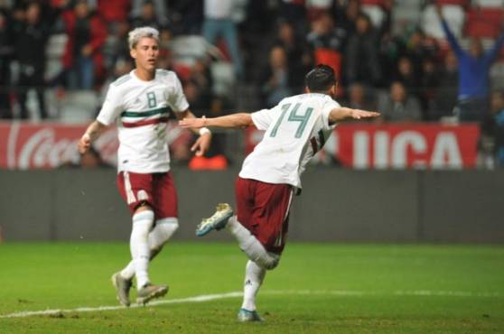 Mexico's Uriel Antuna (R) celebrates his goal against Bermuda during their Concacaf Nations League football match at Nemesio Diez stadium in Toluca, Mexico state, Mexico on November 19, 2019. (Photo by VICTOR CRUZ / AFP)