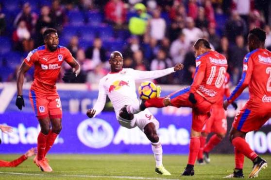 Bradley Wright-Phillips intenta definir en el área, pero recibe la marca de Gerson Rodas.