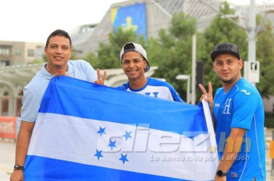 La afición hondureña comenzó a llegar al BBVA Compass. FOTO: Ronald Aceituno.