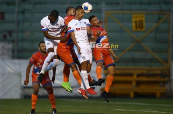 En tiro de esquina, Leverón conecta de cabeza, pero Celio Valladares contuvo sin problemas. Foto Emilio Flores