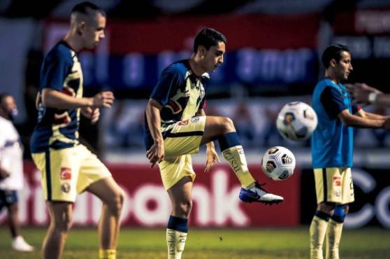 Los futbolistas del América de México salen a calentar previo al duelo ante el Olimpia.