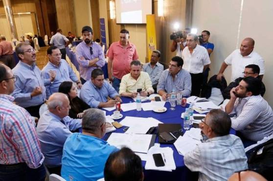 Representantes de los 10 clubes de la Liga Nacional en plena reunión.