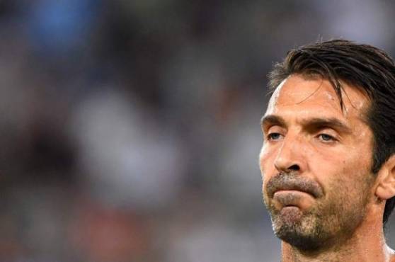 Juventus's goalkeeper Gianluigi Buffon reacts during the Italian SuperCup TIM football match Juventus vs lazio on August 13, 2017 at the Olympic stadium in Rome. / AFP PHOTO / ALBERTO PIZZOLI
